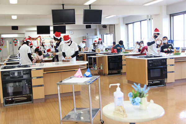食物栄養学科公開講座「クリスマスリースづくり&食育講座」実施報告