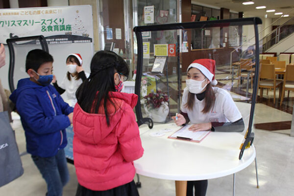 食物栄養学科公開講座「クリスマスリースづくり&食育講座」実施報告